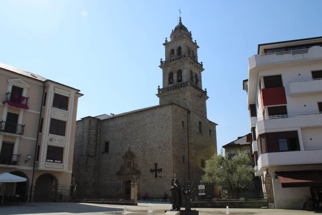 Basílica de Nuestra Señora de la Encina y su plaza en el casco antiguo de Ponferrada