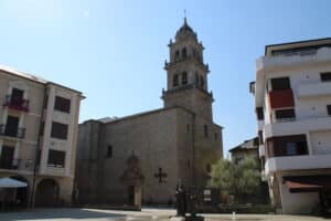 Basílica de Nuestra Señora de la Encina y su plaza en el casco antiguo de Ponferrada